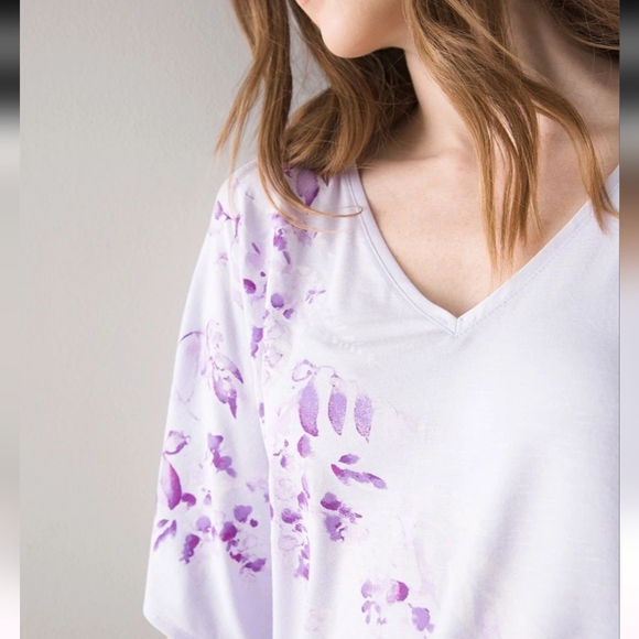 💚5/$25 NWT WHBM Lavender Purple Floral Everyday Dolman Sleeve Tee Top V Neck XS - Picture 4 of 9